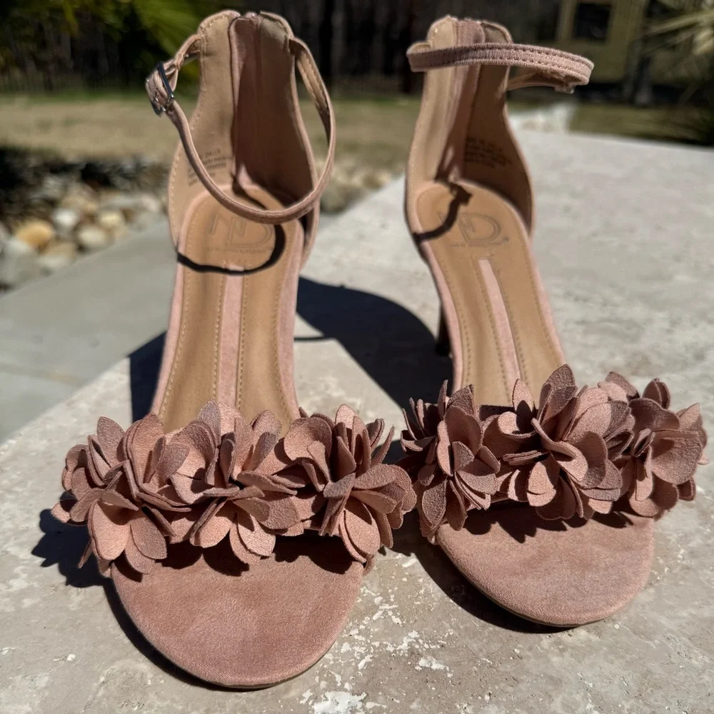 Elegant Floral Women's Sandals in Pink - Picture 14 of 16